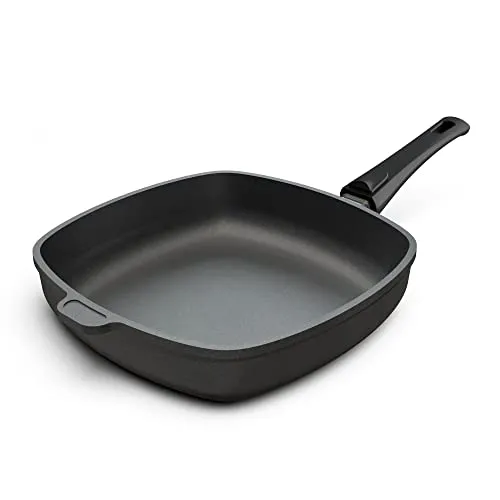 Hoffmann Aluguss Pfanne 28x28 cm – Viereckige Schmorpfanne mit Antihaftbeschichtung - Erleben Sie müheloses Braten mit der Hoffmann Aluguss Pfanne. Dank der exzellenten Antihaftbeschichtung und optimalen Wärmeverteilung gelingt jedes Gericht. Platzsparend und vielseitig einsetzbar – ideal für alle Herdarten.