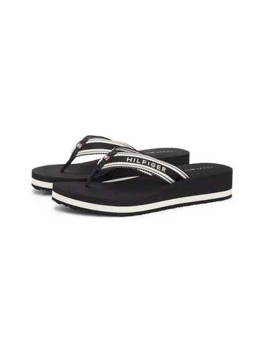 Tommy Hilfiger TH FLAG PRINT SUMMER SANDAL Zehentrenner mit Keilabsatz - Bequeme Zehentrenner für den Sommer von Tommy Hilfiger. Mit leichtem Obermaterial und rutschfester Sohle ideal für Stadtbummel und Strandbesuche. Schnelles Hineinschlüpfen für mühelosen Komfort!