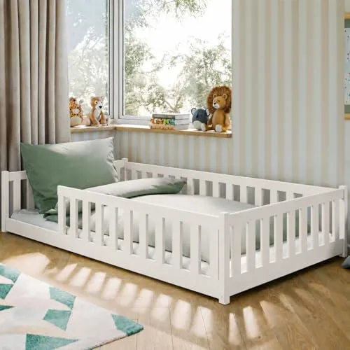 Montessori Kinderbett 120x200 cm mit Rausfallschutz und Lattenrost - Das perfekte Bodenbett für Kinder: sicher, robust und fördert die Selbstständigkeit. Mit 120x200 cm Matratzenfläche und niedrigem Einstieg bietet es ein geborgenes Schlafgefühl und vielseitige Nutzungsmöglichkeiten im Kinderzimmer.
