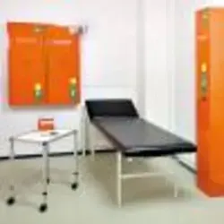 Söhngen Wandklappliege senkrecht ausklappbar - Untersuchungsliegen mit verstärktem Kopfteil, platzsparend und ideal für kleine Räume in Arztpraxen oder Kliniken.