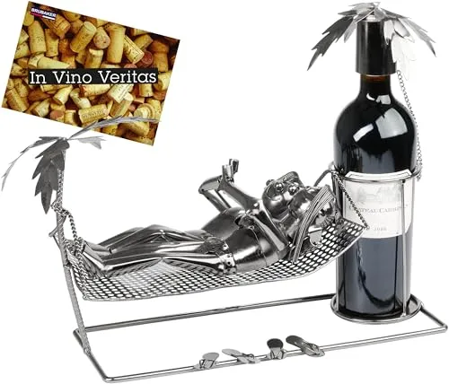 BRUBAKER Weinflaschenhalter Urlaubspaar - Metall Flaschenhalter für Urlaubsfeeling - Flaschenkörbe & -ständer mit tropischer Urlaubsstimmung: Dieser handgefertigte Weinflaschenhalter zeigt ein entspannendes Urlaubspaar auf einer Hängematte und ist perfekt für Weinliebhaber und als Geschenk.