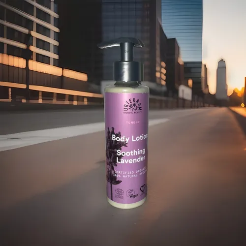 Urtekram Soothing Lavender Bodylotion - Ganzkörperpflege mit beruhigendem Lavendelduft, reich an biologischen Ölen und Vitamin E, schützt die Haut vor dem Austrocknen und bietet tägliche Aromatherapie.