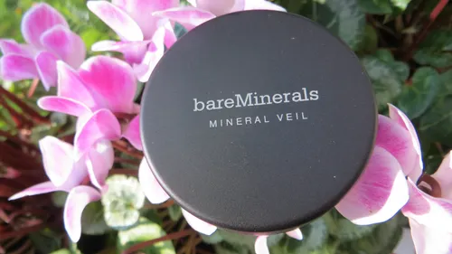 Bare Minerals Escentuals Tinted Veil Finishing Puder 9g - Puder für einen makellosen Teint, in praktischer Click & Lock Dose für einfache Anwendung und optimalen Halt.