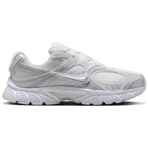 NIKE Damen Freizeitschuhe W V5 RNR - Erlebe Komfort und Stil im Alltag mit den W V5 RNR Freizeitschuhen. Leicht und schick, bieten sie eine schaumstoffgepolsterte Mittelsohle und trendige Metallic-Details für einen einzigartigen Look.