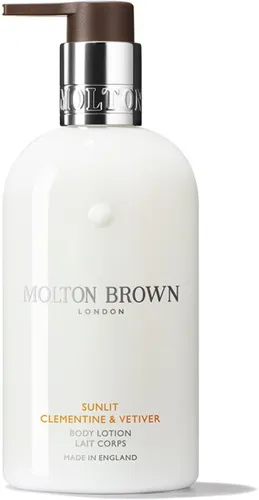 Molton Brown Sunlit Clementine & Vetiver Body Lotion 300 ml - Körperlotion mit erfrischendem Zitrusduft, spendet intensiv Feuchtigkeit und sorgt für ein luxuriöses Hautgefühl.