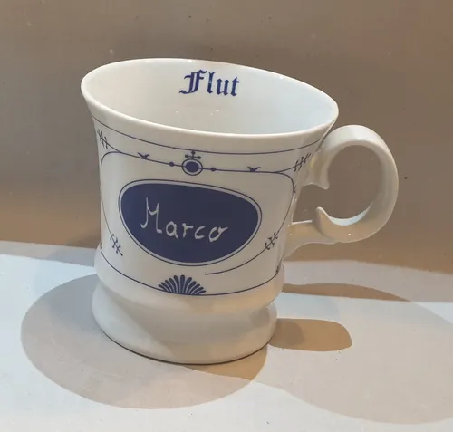 Ocean Line by Wilhahn Namensbecher Kaffeepott Indisch Blau - Maritime Kaffeetasse, individuell gravierbar, spülmaschinenfest und ideal für Heißgetränke. Perfekt für den persönlichen Genuss!
