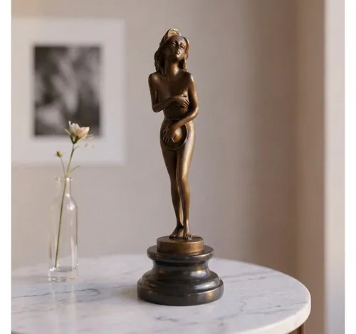 Antikas Bronzefigur Frau auf Marmorsockel, H. 28 cm - Elegante Bronzefigur im klassischen Design, ideal für stilvolle Wohnräume. Der stabile Marmorsockel sorgt für hohe Standfestigkeit und setzt einen kultivierten Akzent. Perfekt für Vintage- und Art-Deco-Interieurs.