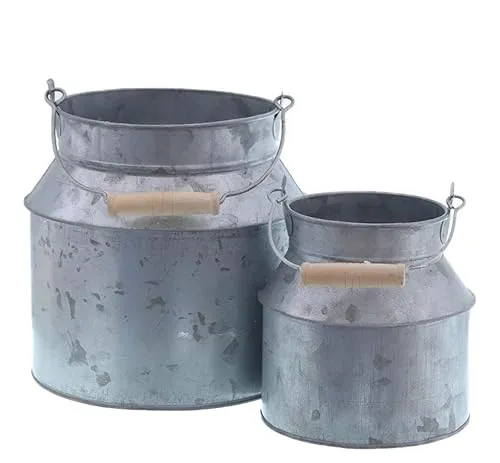 Spetebo Zink Deko Milchkanne 2er Set - 18/13 cm - 2 Stück Blumeneimer mit Henkel und Holzgriff - Pflanzen Kräuter Blumen Topf für Garten Balkon und Terrasse