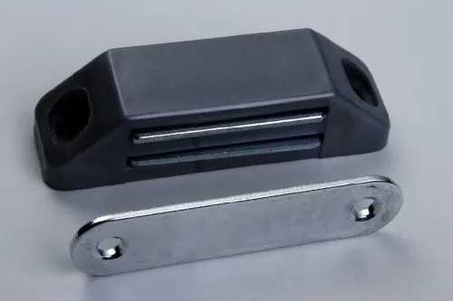 Magnetschnäpper Möbelschnäpper Schrankschnäpper, Haltekraft 5-6 kg, Kunststoff schwarz mit Metallgegenplatte 58 x 16mm 1