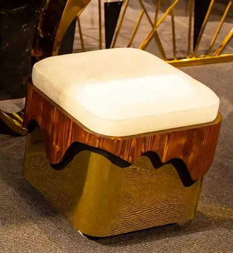 Elegante Ottomane aus Textil in Gold - Moderner Polsterhocker für Erwachsene, ideal für stilvolle Akzente im Schlafzimmer. Mit robustem Holzrahmen und weichem Polyesterbezug – perfekt für entspannte Momente.