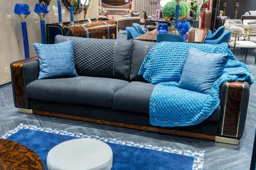 Stilvolles 4-Sitzer Designer Sofa für das Wohnzimmer - Elegantes 4-Sitzer Sofa in Grau, ideal für moderne Wohnzimmer. Mit gemütlichen Kissen und hochwertigem Polyesterbezug. Maße: 243 x 103 x 77 cm, inklusive 2 Jahre Herstellergarantie.