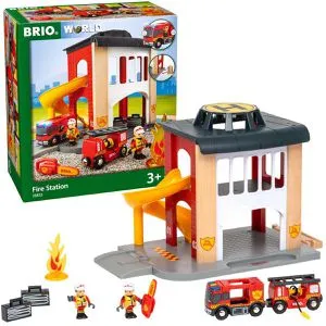 BRIO World 33833 Große Feuerwehr Station - Feuerwehr-Einsatzfahrzeug mit Sirene und Blaulicht, ideales Motorikspielzeug für Kleinkinder ab 3 Jahren