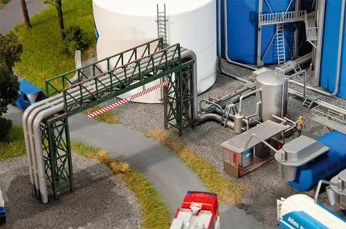 Faller 130487 H0 Rohrleitung mit Abfüllanlage - Modelleisenbahnen-Zubehör, detailreiche Abfüllanlage mit Rohrleitungen für realistische Szenen auf Ihrem Werksgelände, ideal für den Modellbau.