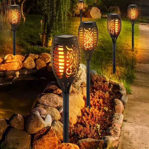 LED Solar Fackel Außen Lampen - 6er Set mit Feuereffekt - Lampen für Garten und Balkon, sorgen für stimmungsvolle Beleuchtung mit bis zu 8 Stunden Leuchtdauer. Spritzwassergeschützt und ohne Stromanschluss einsetzbar.