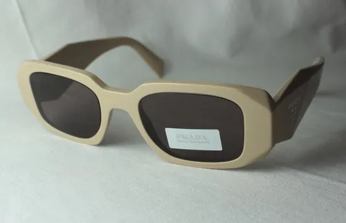 PRADA Sonnenbrille SPR 17WS VYJ-6X1 Beige – Stilvoller UV400 Schutz - Moderne Unisex Sonnenbrille mit quadratischem Design und braunen Gläsern. Perfekt für den Stadtlook, bietet sie optimalen UV-Schutz und hochwertigen Acetat-Rahmen für einen eleganten Auftritt.