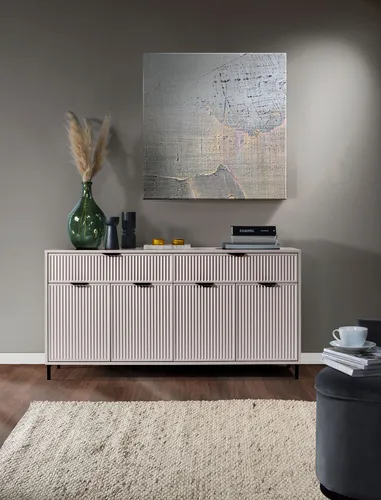 Stylische Kommode CORA - Kaschmir mit viel Stauraum - Die moderne CORA Kommode überzeugt mit großzügigen Schubladen und einem eleganten Design. Ideal zur Aufbewahrung von Kleidung und Deko, passt sie in jedes Wohnzimmer oder Arbeitszimmer. Maße: 165,5 x 86 x 40,6 cm.