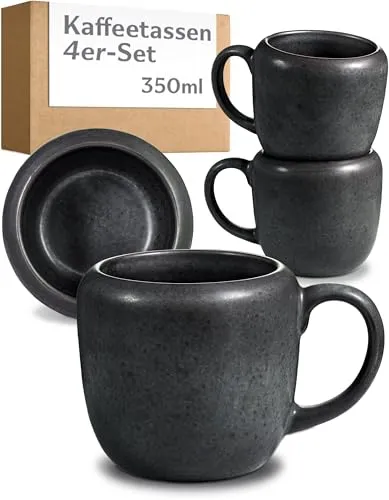 Cosumy 4er Kaffeetassen Set Schwarz – Elegantes Steingut Geschirr für Kaffeegenuss - 4 stilvolle Kaffeetassen aus dickwandigem Steingut, ideal für Zuhause oder Büro. Mit 350 ml Füllmenge und einzigartiger handglasierter Oberfläche – jedes Stück ein Unikat. Mikrowellen- und spülmaschinenfest für einfache Nutzung.