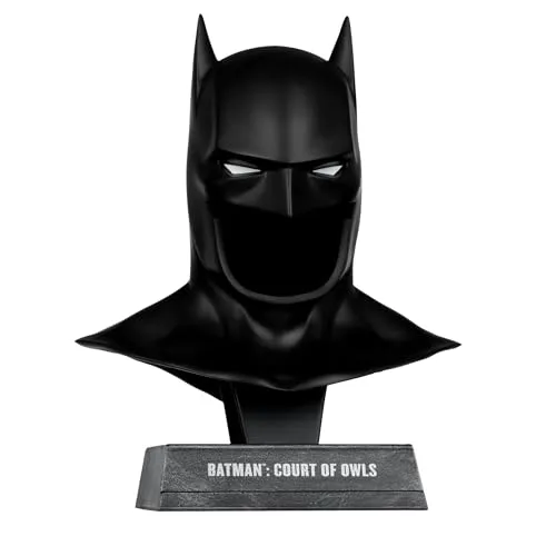 Mini Replika DC Direct Batman: Gericht der Eulen 1/3 - Maska Batmana - Actionfiguren: Hochwertige Mini-Nachbildung der Batman-Maske im Maßstab 1:3, originalgetreu aus der Comicserie und inklusive Ständer für Sammler.
