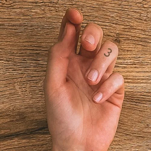 Inkster® Nummer 3 Tattoo | Temporäres Tattoo mit EU-Kosmetikzertifizierung | wasserfest + vegan | revolutionäres 2-Wochen-Tattoo | Fake Tattoos und Klebetattoos für Erwachsene