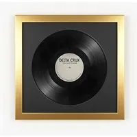 K-Möbel Schallplatten Rahmen Gold 40x40cm mit Passepartout - Edler Bilderrahmen für Schallplatten (40x40 cm) aus hochwertigem Echtholz. Mit museumsqualitativem Passepartout in Schwarz oder Weiß schützt er Ihre LP und setzt sie perfekt in Szene. Handarbeit aus Deutschland für höchste Ansprüche.