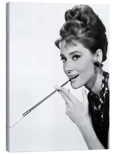 Posterlounge Poster Bridgeman Images, Audrey Hepburn mit Zigarettenspitze, Wohnzimmer Fotografie
