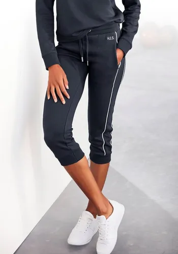 H.I.S Caprihose mit seitlichen Piping - Trainingsbekleidung mit seitlichen Piping, bequem und ideal für entspannte Loungewear-Tage, aus 60% Baumwolle für hohen Tragekomfort.