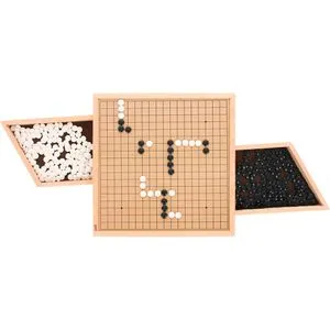 Goki Brettspiel 56916 Go - Gesellschaftsspiel für 2 Spieler ab 6 Jahren. Klassisches Strategiespiel mit einfachem Regelwerk und großer Spieltiefe. Inklusive Holzspielbrett mit integrierten Schubladen für die Spielsteine.