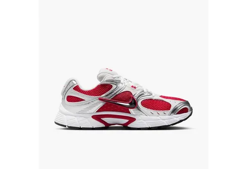 Nike Sportswear NIKE V5 RNR Sneaker – Y2K Design in Rot, Größe 46 EU - Sportlicher Sneaker in GYM RED/BLACK-METALLIC SILVER, inspiriert vom Y2K Nike Vomero 5. Hohe Dämpfung für Komfort, ideal für aktive Tage. Schnürung und leicht profiliertes Laufsohlenmaterial aus Gummi für besten Halt.