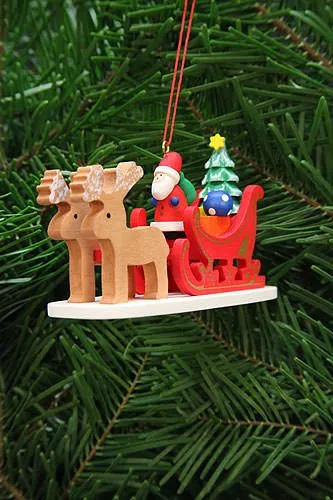 Christbaumschmuck Weihnachtsmann im Rentierschlitten - 9,7cm