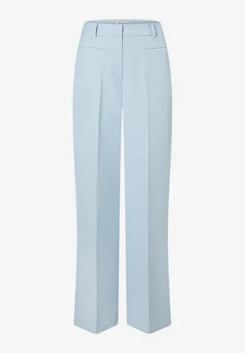 weite Anzughose von MORE & MORE - Moderne Anzughose mit weitem Bein und Bügelfalte, ideal für vielfältige Anlässe. Das fließende Material sorgt für hohen Tragekomfort und der zarte Blauton verleiht frischen Chic. Perfekt kombinierbar für elegante und lässige Styles.