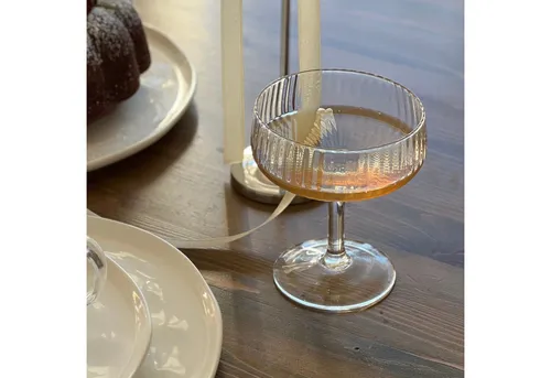 Zoha Riffle Champagne Glas 255 ml – Elegantes Cocktailglas mit Rillenstruktur - Genießen Sie stilvoll mit dem Zoha Riffle Champagne Glas. Hergestellt aus hitzebeständigem Borosilikatglas, eignet es sich perfekt für Cocktails, Champagner und Desserts. Spülmaschinengeeignet und ideal für festliche Anlässe!