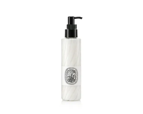 diptyque Eau Rose Parfümierte Körperlotion 200 ml - Luxuriöse Körpermilch mit zarten Rosen- und Zitrusnoten. Ideal für die tägliche Pflege, sorgt sie für ein angenehmes Hautgefühl und bringt die blumigen Facetten des Parfums zur Geltung.