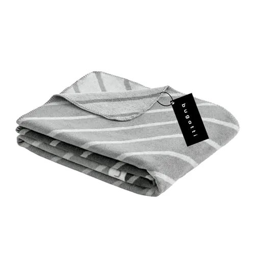 bugatti Kuscheldecke 150x200 cm - Baumwollmix, Made in Germany - Kuschelige Bettdecke aus hochwertigem Baumwollmix, ideal für Sofa, Bett oder Picknick. Maschinenwaschbar und pflegeleicht, perfekt für jedes Zuhause.