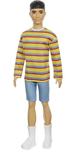 Barbie GRB91 - Ken Fashionistas Puppe (braunhaarig) mit Zubehör, im gestreiften Oversized-Shirt mit Schuhen, Spielzeug für Kinder von 3 bis 8 Jahren