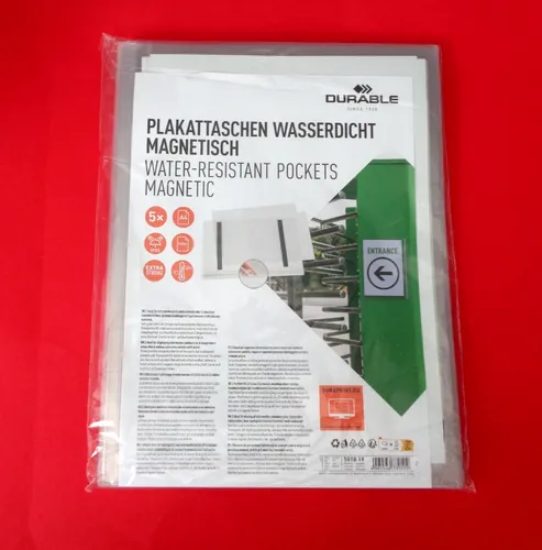 Durable Plakattasche 501819 für A4, magnethaftend, 5 Stück - Konferenz und Präsentation: Wetterresistente Plakattasche für A4 mit IPX5 Schutz, ideal für Außenbereiche. Magnetische Rückseite für einfachen Halt und Antireflexfolie für optimale Sicht.