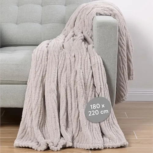 HOMELEVEL Beige Sherpa Decke 150x220 - Flauschige Kuscheldecke für Sofa und Bett - Sofaüberwürfe: Warme und weiche Decke, pflegeleicht und waschmaschinenfest, ideal für gemütliche Abende und vielseitig einsetzbar.