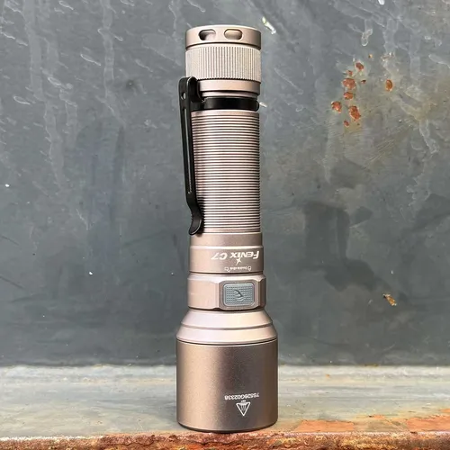 Fenix C7 – LED Taschenlampe mit Akku und USB-C Ladeport 3000 Lumen Titanium Gray