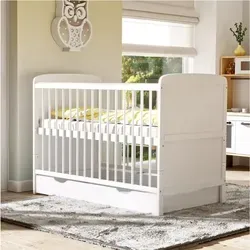 Baby-Delux Babybett Natalie mit Bettkasten, 140x70 cm - Gitterbett aus hochwertigem Kiefernholz, mit 3-fach höhenverstellbarem Lattenrost und umbaubar zu einem Juniorbett. Inklusive Matratze und praktischer Schublade für zusätzlichen Stauraum.
