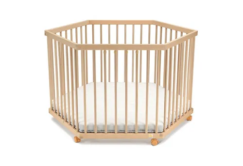 FabiMax Laufgitter 6-eckig mit Matratze AIR - Höhenverstellbar und aus massivem Buchenholz, ausgestattet mit 6 Parkettrollen und einer atmungsaktiven Matratze für optimalen Komfort.