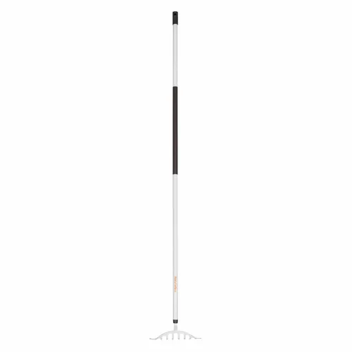 Fiskars Light Rosenrechen Laub Besen - Gartenbesen mit 25 cm breiter Arbeitsfläche, ideal zum mühelosen Aufräumen von Laub und Gartenabfällen, leicht und ergonomisch für komfortables Arbeiten.