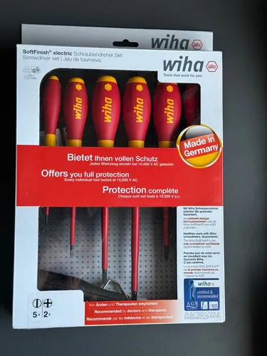 Wiha VDE Schraubendrehersatz 8 tlg. 29897 - Schraubendreher-Set für sicheres Arbeiten an spannungsführenden Teilen bis 1.000 V AC. Ergonomische SoftFinish-Griffe sorgen für ermüdungsfreies Arbeiten und präzise Handhabung.