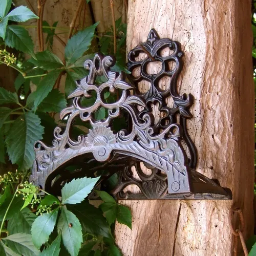 Schlauchhalter Romantico, Wandhalter für Gartenschläuche - Rustikaler Schlauchhalter aus braunem Eisen, ideal zur platzsparenden Aufbewahrung von Gartenschläuchen und zur Verschönerung Ihres Gartens.