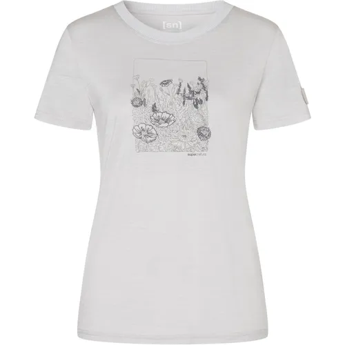 Super.Natural FLOWER FIELD BIO J TEE – Damen T-Shirt - Stylisches Damen T-Shirt mit floralem Druck und innovativer Materialkombination aus Merinowolle und PrimaLoft Bio Faser. Ideal für Freizeit und Outdoor-Aktivitäten, bietet es hohen Tragekomfort und ist umweltfreundlich.