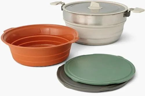 Detour Essentials Camp Kitchen Kit 4-teilig - Robustes Kochset - Outdoor Geschirr: Faltbares 4-teiliges Kochset mit 5L Edelstahltopf, ideal für Camping und Wandern. Inklusive Sieb und Schneidebrettern für vielseitige Nutzung.