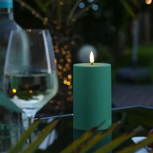 MARELIDA LED Kerze Outdoor DELUXE Homeart mit realistischer 3D Flamme Stumpenkerze Kunststoff für Innen/Außen grün (D: 7,5cm - H: 12,5cm)