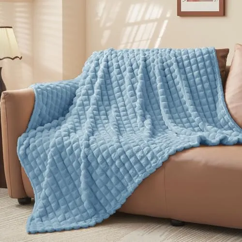 BEDELITE Kuscheldecke Flauschig Decke Klein - weiche Flanell Decken Blau 125x150 für Sofa, Deko Kariert Fleecedecke Hellblau als Sofaüberwurf für Wohnzimmer, Throw Blanket Wide Use