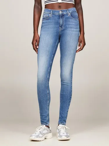 Tommy Jeans Nora Mid Rise Skinny Fit Damenjeans - Figurbetonende Skinny Fit Jeans für Damen mit normaler Leibhöhe. Die pflegeleichte Denim-Qualität sorgt für Langlebigkeit und vielseitige Kombinationsmöglichkeiten.