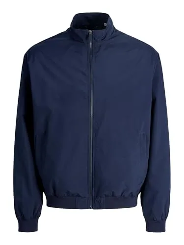 Jack & Jones Bomberjacke JJECHARGE STAND COLLAR NOOS - Entdecke die angesagte Bomberjacke »JJECHARGE STAND COLLAR NOOS« von Jack & Jones. Der leichte Webstoff sorgt für ein angenehmes Tragegefühl. Kombiniere sie stilsicher mit Hoodies und Sneakers für den perfekten Freizeitlook.