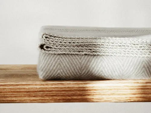 Leichte Kuscheldecke FINN aus 100% Bio-Baumwolle 140x200cm in beige von RIEMA Germany