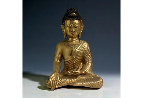 Asien LifeStyle Buddhafigur Bronze mit Stupa – 43 cm, Tibetischer Stil - Ausdrucksstarke Buddha Figur aus Bronze im tibetischen Stil. Die detaillierte Ausarbeitung und die symbolische Darstellung machen sie zum perfekten Blickfang für Ihre Wohn- oder Meditationsräume.